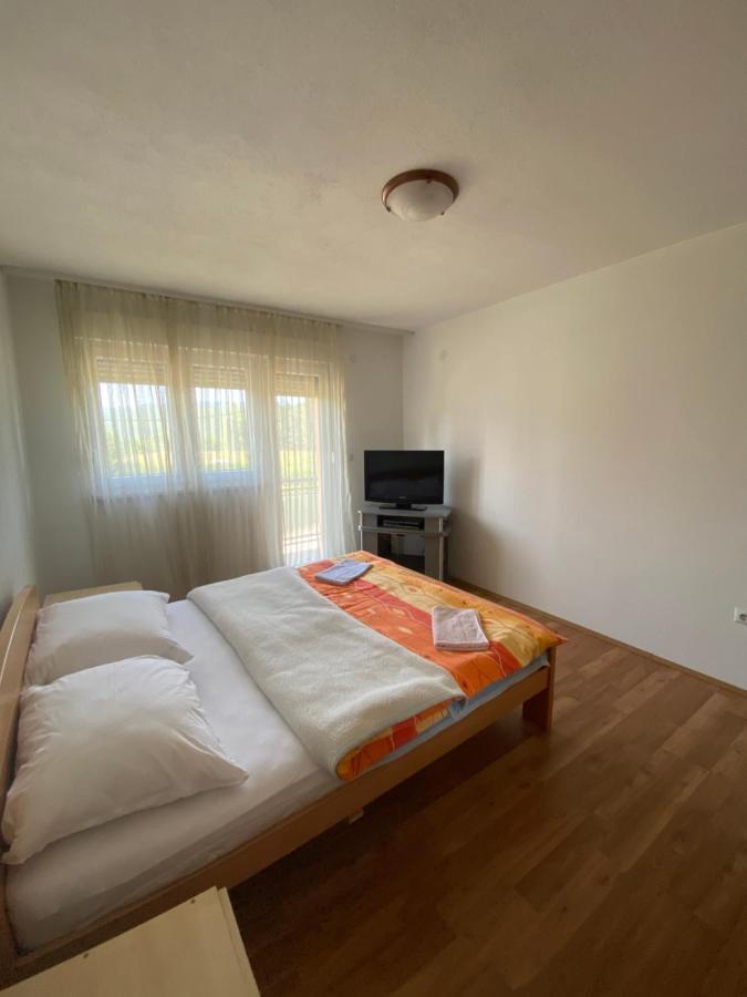Апартаменти Apartman “Iva” Drvar Екстер'єр фото